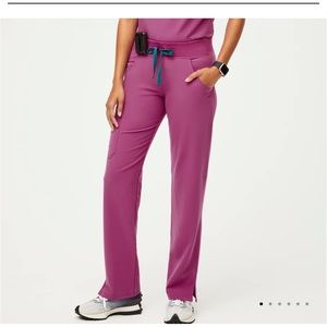 NWT Figs Kade™ Cargo Scrub Pants - Color Fuschia Size Medium